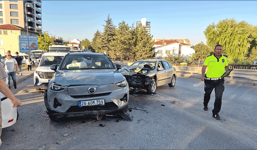 Eskişehir'de 4 araç birbirine girdi: 3 yaralı