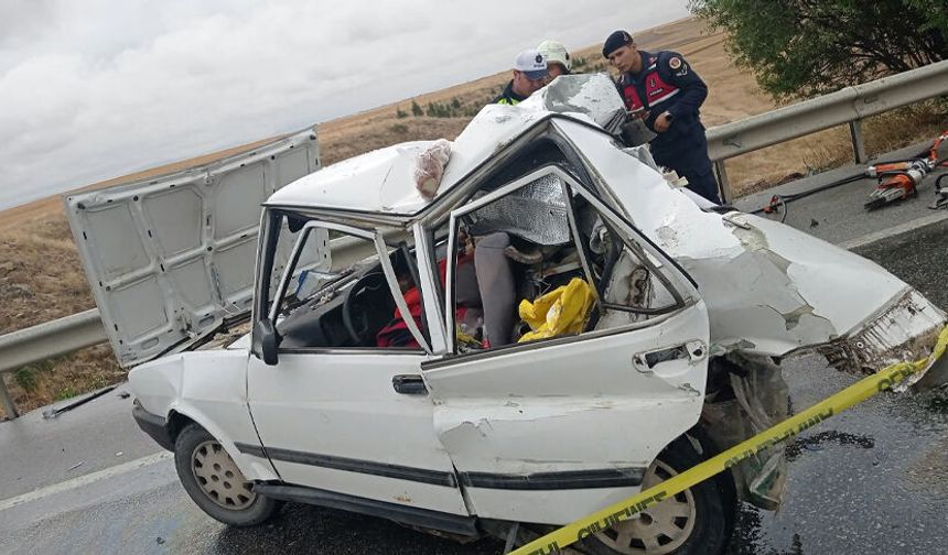 Eskişehir'de kaza: Tır otomobili biçti, 2 ölü
