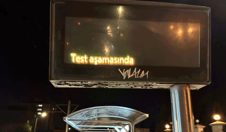 Eskişehirde tramvay kullanan vatandaşlar, bilgilendirme ekranlarının onarılmasını bekliyor