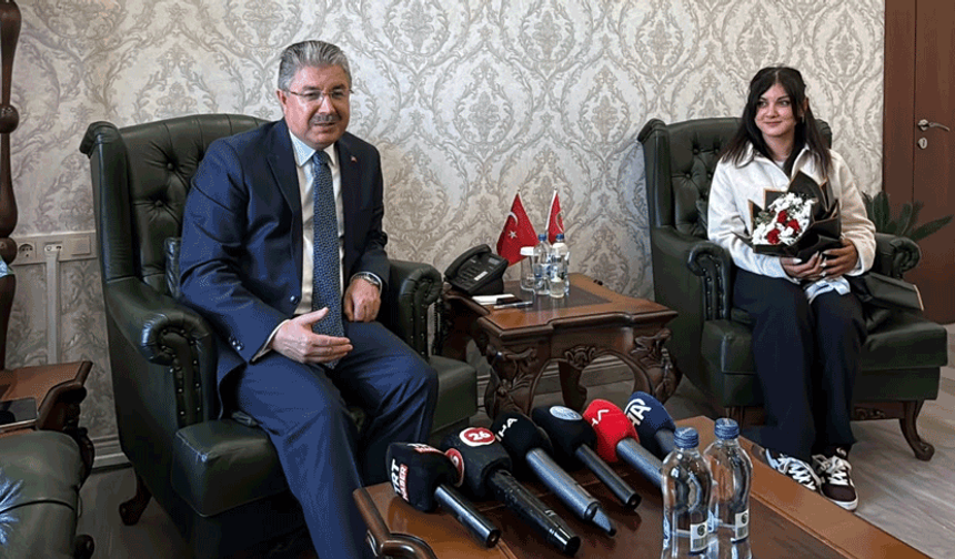 Türk bayrağını yerde bırakmamıştı: Eskişehirli kadın kuryeye anlamlı davet