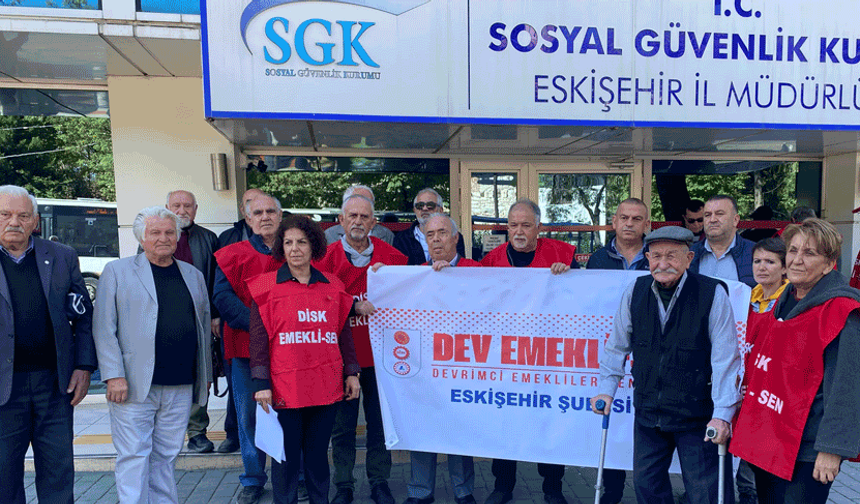 Emeklilerden SGK önünde eylem: “Emeğimizi, onurumuzu çaldırmayacağız!”