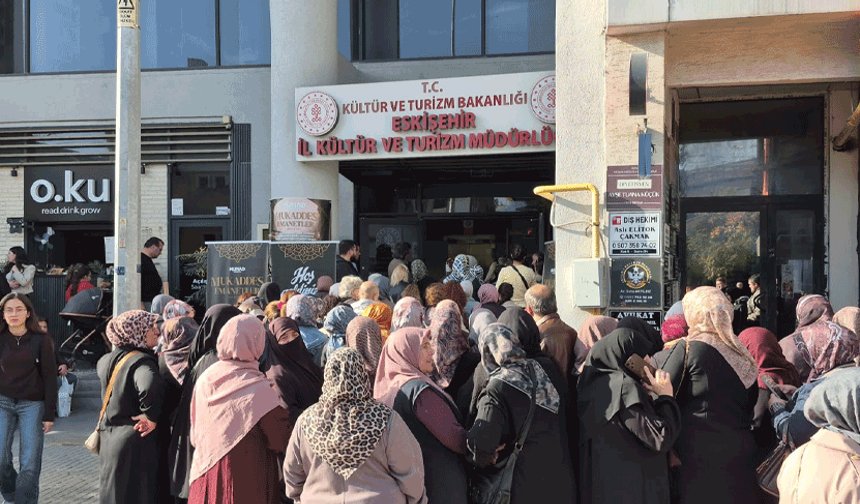 Eskişehir'de açılan Mukaddes Emanetler Sergisi'ne yoğun ilgi