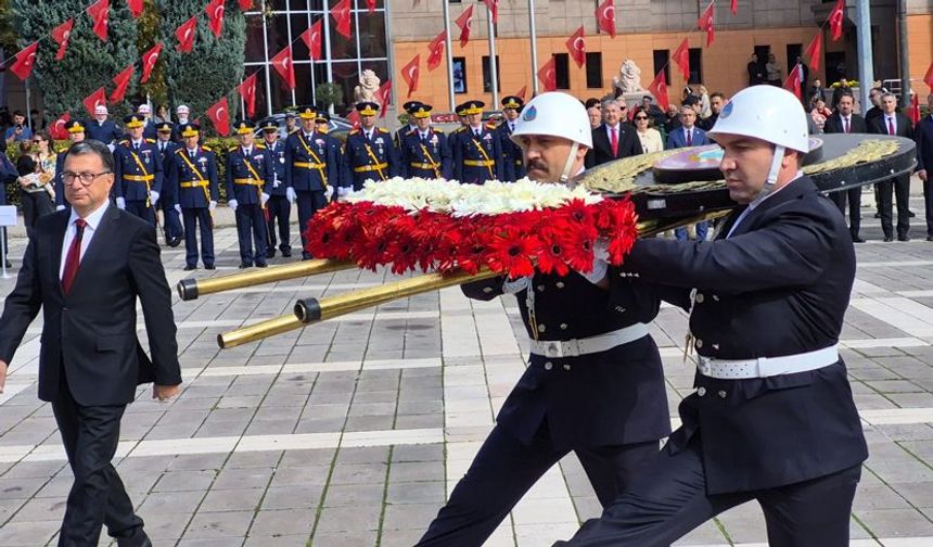 Eskişehir'de Cumhuriyet Bayramı töreni: Atatürk Anıtı'na çelenkler sunuldu
