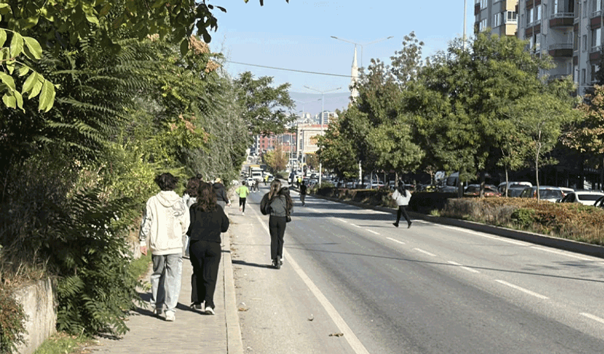 Eskişehir'de trafik kilitlendi, KPSS adayları sınava koşarak yetişmeye çalıştı