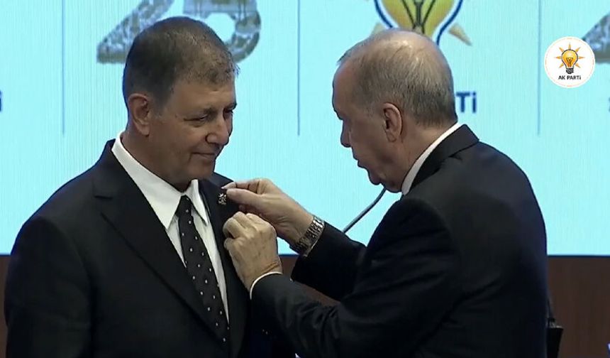 İzmir ilk kez AK Parti'de: Tugay'a rozeti Cumhurbaşkanı Erdoğan taktı