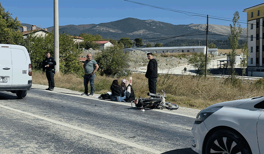 Kütahya'da otomobil motosikletle çarpıştı: 1 ölü, 2 yaralı