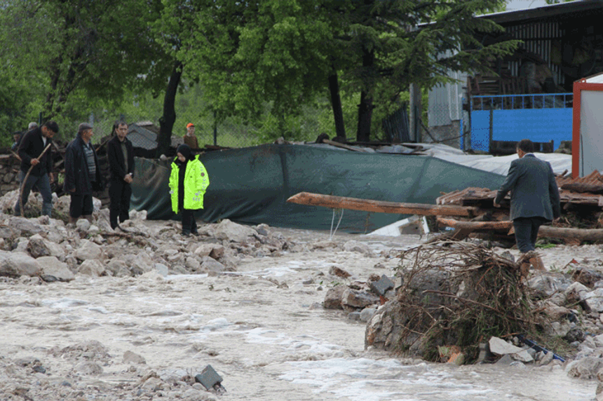 Eskişehir’de sel: Evler yıkıldı yollar kapandı