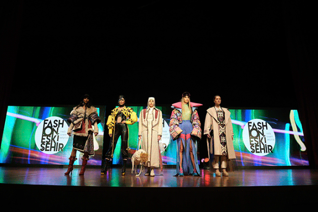 Eskişehir’in ilk moda tasarım yarışması olan ve muhteşem bir defile ve ödül töreniyle tamamlanan Fashion Eskişehir hem törene katılanlar hem de moda dünyasına yön verenler tarafından tam not aldı.