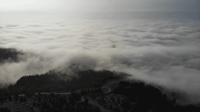 Sabah saatlerinde Eskişehir’in üzerini kaplayan yoğun sis tabakası, seyrine doyumsuz manzaralar oluşturdu.