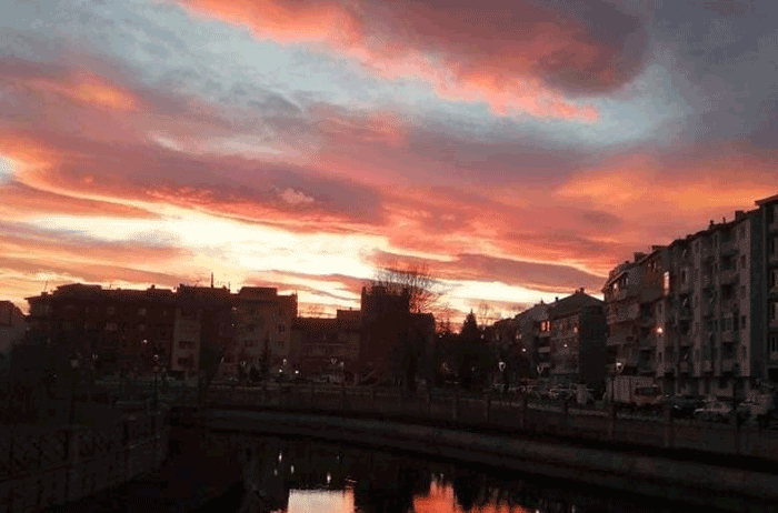 Eskişehir’de gün batımı esnasında oluşan kızıl gökyüzü, eşsiz görüntüler oluşturdu.