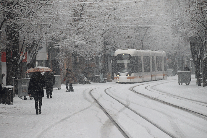 Eskişehir’de sabahın erken saatlerinde lapa lapa yağan kar, şehir merkezinde kartpostallık manzaralar oluşturdu.
