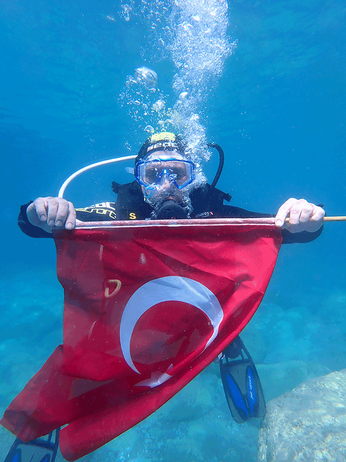 Eskişehirli dalgıçlar denizin 30 metre altında Türk bayrağı açarak hem 18 Mart Çanakkale Zaferi’ni kutladılar hem de şehitleri andılar.
