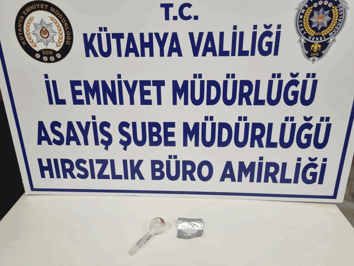 kutahyada-hirsizlik-suphelisinin-uzerinden-metamfetamin-ve-payp-cikti-detay