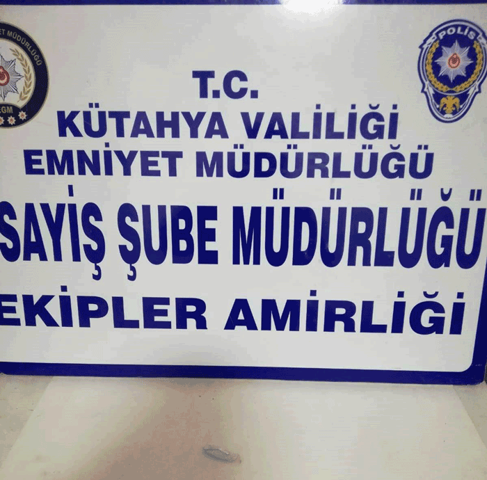 kutahyada-cay-bahcesinde-bir-kisinin-uzerinde-uyusturucu-ele-gecirildi-detay