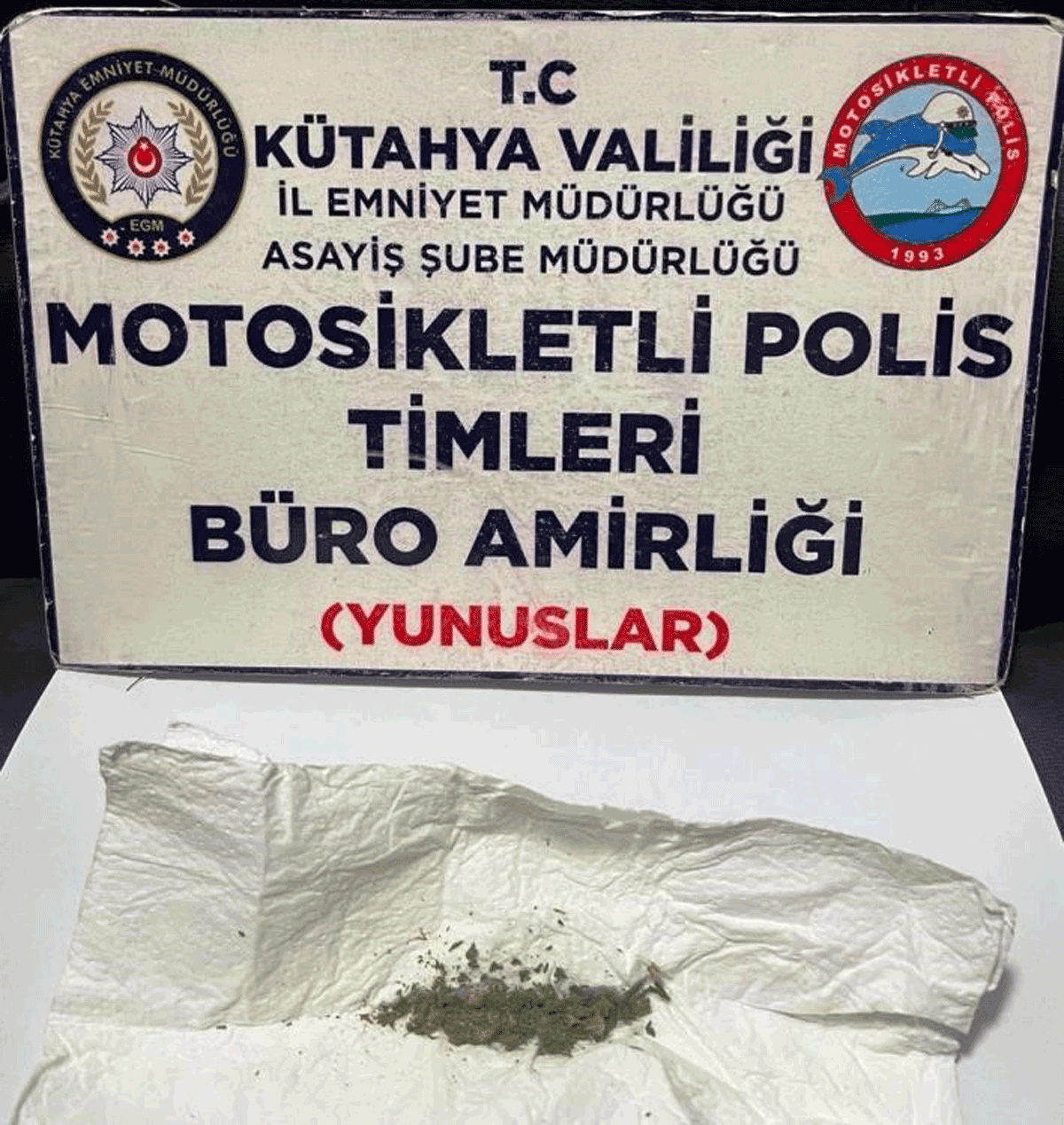kutahyada-motosikletli-polis-timlerince-bir-sahsin-uzerinde-uyusturucu-ele-gecirildi-detay