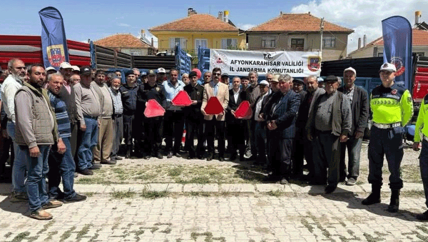 Afyon'da traktör sürücüleri reflektörün önemi konusunda bilgilendirildi