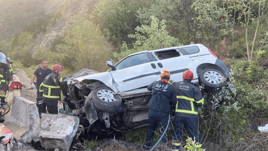 Bilecik’te kamyonet şarampole uçtu, araçta sıkışan sürücü kurtarıldı