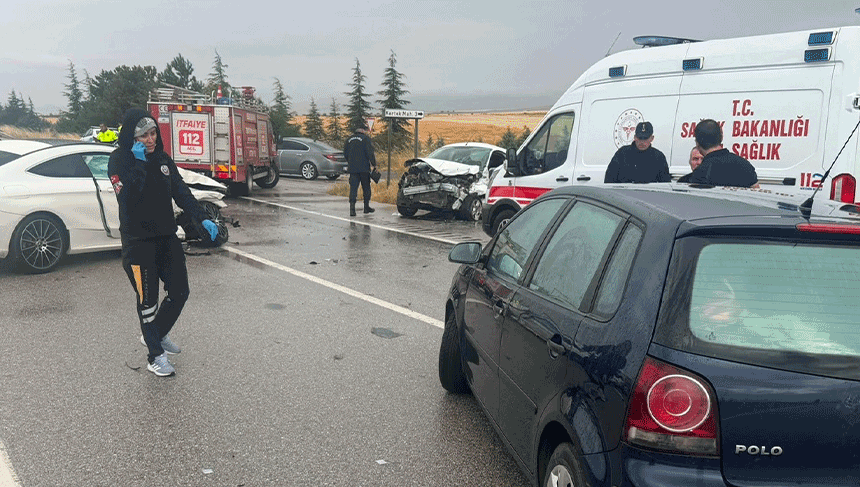 Eskişehir'de yağmur sonrası üç araç birbirine girdi: 2'si ağır 6 yaralı