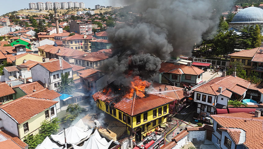 Tarihi Odunpazarı Evleri bölgesinde korkutan yangın