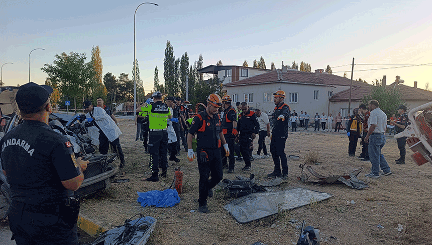 Orman yangınından dönen arazöz otomobille çarpıştı: 1 ölü, 4 yaralı