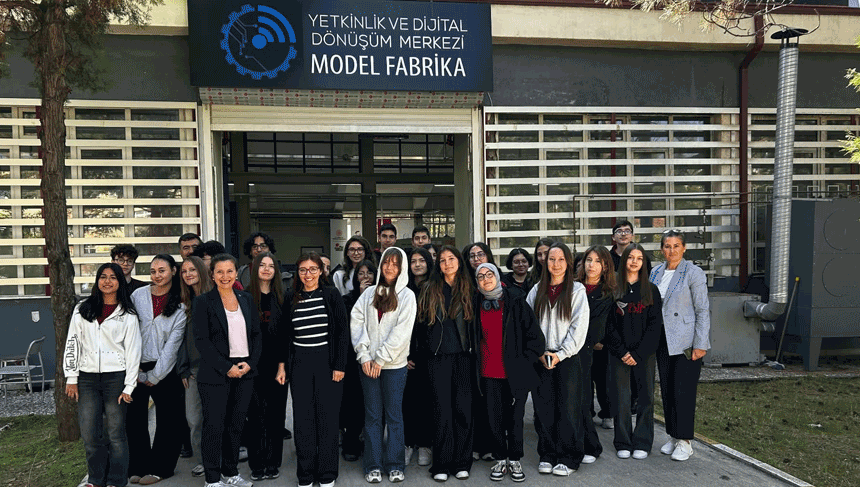 Genç girişimciler Eskişehir Model Fabrika'da üretimi keşfetti