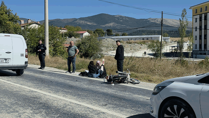 Kütahya'da otomobil motosikletle çarpıştı: 1 ölü, 2 yaralı
